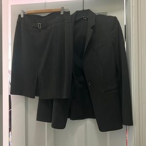 Express skirt suit